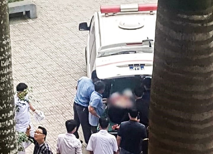 Nam sinh được đưa đi cấp cứu. Ảnh: LĐ