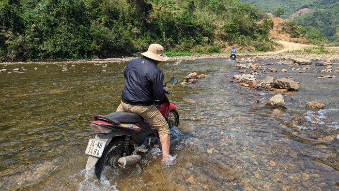 Đường đến trường của các thầy cô giáo vùng cao. Ảnh minh họa: LC