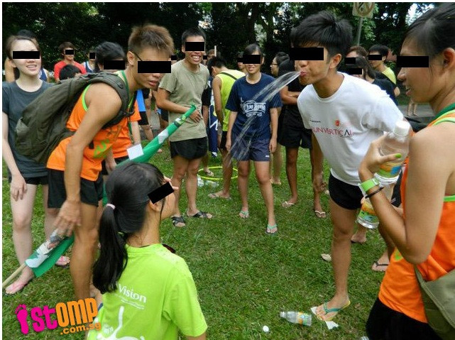 Nam sinh viên nhổ nước bọt vào bạn nữ Nam sinh viên nhổ nước bọt vào bạn nữ