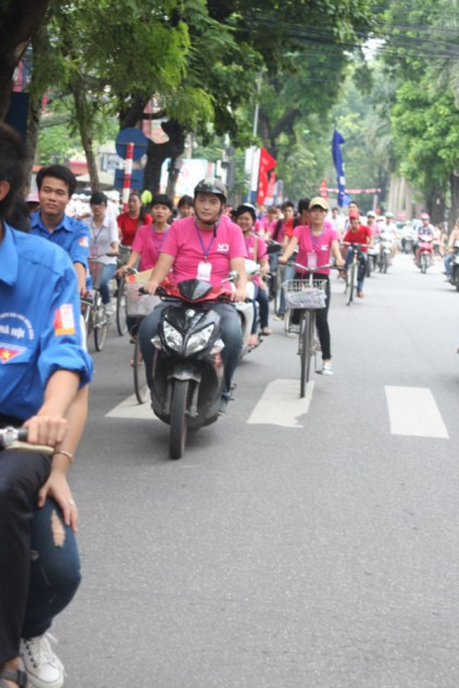 Các bạn học sinh, sinh viên đều rất háo hức cho hoạt động ý nghĩa này. >> CHÙM ẢNH: NÉT NGỘ NGHĨNH CỦA TRẺ VỚI NGÀY HỘI ĐỌC SÁCH >>MƯA BÃO HỌC SINH BÌ BÕM ĐẾN TRƯỜNG Các bạn học sinh, sinh viên đều rất háo hức cho hoạt động ý nghĩa này. >> CHÙM ẢNH: NÉT NGỘ NGHĨNH CỦA TRẺ VỚI NGÀY HỘI ĐỌC SÁCH >>MƯA BÃO HỌC SINH BÌ BÕM ĐẾN TRƯỜNG
