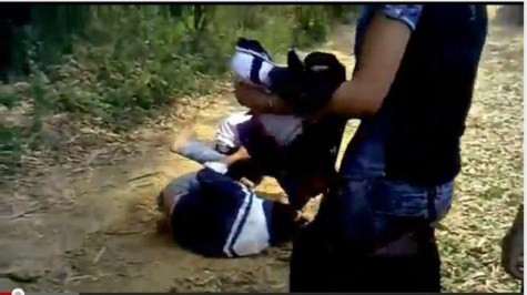 "Khán giả" đến xem 2 nữ sinh ẩu đả này khá đông nhưng không ai vào can ngăn, ngược lại họ đứng ngoài xem và cổ vũ rất nhiệt tình. CHÙM ẢNH: NHỮNG TRÒ QUÁI CHIÊU CỦA SINH VIÊN TRUNG QUỐC NHỮNG TRÒ ĐÙA QUÁI ĐẢN CHỈ CÓ HỌC SINH MỚI NGHĨ RA "Khán giả" đến xem 2 nữ sinh ẩu đả này khá đông nhưng không ai vào can ngăn, ngược lại họ đứng ngoài xem và cổ vũ rất nhiệt tình. CHÙM ẢNH: NHỮNG TRÒ QUÁI CHIÊU CỦA SINH VIÊN TRUNG QUỐC NHỮNG TRÒ ĐÙA QUÁI ĐẢN CHỈ CÓ HỌC SINH MỚI NGHĨ RA