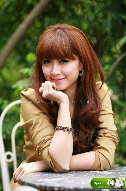 Holly Hà đến với thể dục nghệ thuật rất tình cờ vào năm 8 tuổi. Một lần cùng bố mẹ đi xem một chương trình ca nhạc ở Trịnh Hoài Đức, một HLV người Trung Quốc đã thốt lên khi nhìn thấy Hà Holly: "Cô bé này nhìn hay quá!". Ngay sau đó chuyên gia này đến gặp bố mẹ mình nói rằng trông mình rất giống VĐV thể dục nghệ thuật số một của Trung Quốc và đề nghị cho phép mình tham gia tập luyện. >> NGẮM VẺ ĐẸP MƠ MÀNG CỦA HOT GIRL NANA >> GƯƠNG MẶT CỰC BABY CỦA BÔNG HOA NÚI RỪNG ĐIỆN BIÊN Holly Hà đến với thể dục nghệ thuật rất tình cờ vào năm 8 tuổi. Một lần cùng bố mẹ đi xem một chương trình ca nhạc ở Trịnh Hoài Đức, một HLV người Trung Quốc đã thốt lên khi nhìn thấy Hà Holly: "Cô bé này nhìn hay quá!". Ngay sau đó chuyên gia này đến gặp bố mẹ mình nói rằng trông mình rất giống VĐV thể dục nghệ thuật số một của Trung Quốc và đề nghị cho phép mình tham gia tập luyện. >> NGẮM VẺ ĐẸP MƠ MÀNG CỦA HOT GIRL NANA >> GƯƠNG MẶT CỰC BABY CỦA BÔNG HOA NÚI RỪNG ĐIỆN BIÊN