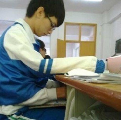 Chiêu quay bài "sáng tạo" của một học sinh Trung Quốc. >> CHÙM ẢNH NÉT CHỮ TUYỆT ĐẸP CỦA HỌC SINH TIỂU HỌC >> NHỮNG BÀI VĂN LẠ KHIẾN CƯ DÂN MẠNG PHÁT SỐT Chiêu quay bài "sáng tạo" của một học sinh Trung Quốc. >> CHÙM ẢNH NÉT CHỮ TUYỆT ĐẸP CỦA HỌC SINH TIỂU HỌC >> NHỮNG BÀI VĂN LẠ KHIẾN CƯ DÂN MẠNG PHÁT SỐT