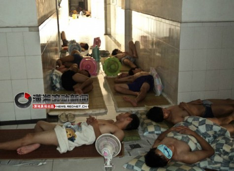 Thời tiết nóng nực cộng với việc ký túc xá quá đông đúc và chật chội là điều khiến cho nhiều sinh viên Trung Quốc không thể chịu đựng được nổi >> CHÙM ẢNH NÉT CHỮ TUYỆT ĐẸP CỦA HỌC SINH TIỂU HỌC >> NHỮNG BÀI VĂN LẠ KHIẾN CƯ DÂN MẠNG PHÁT SỐT Thời tiết nóng nực cộng với việc ký túc xá quá đông đúc và chật chội là điều khiến cho nhiều sinh viên Trung Quốc không thể chịu đựng được nổi >> CHÙM ẢNH NÉT CHỮ TUYỆT ĐẸP CỦA HỌC SINH TIỂU HỌC >> NHỮNG BÀI VĂN LẠ KHIẾN CƯ DÂN MẠNG PHÁT SỐT