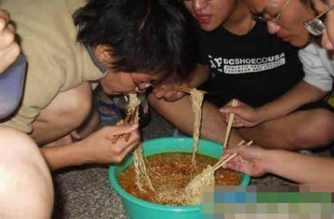 Năm người dùng chiếc chậu nhựa ăn mì. >> CHÙM ẢNH NÉT CHỮ TUYỆT ĐẸP CỦA HỌC SINH TIỂU HỌC >> NHỮNG BÀI VĂN LẠ KHIẾN CƯ DÂN MẠNG PHÁT SỐT Năm người dùng chiếc chậu nhựa ăn mì. >> CHÙM ẢNH NÉT CHỮ TUYỆT ĐẸP CỦA HỌC SINH TIỂU HỌC >> NHỮNG BÀI VĂN LẠ KHIẾN CƯ DÂN MẠNG PHÁT SỐT