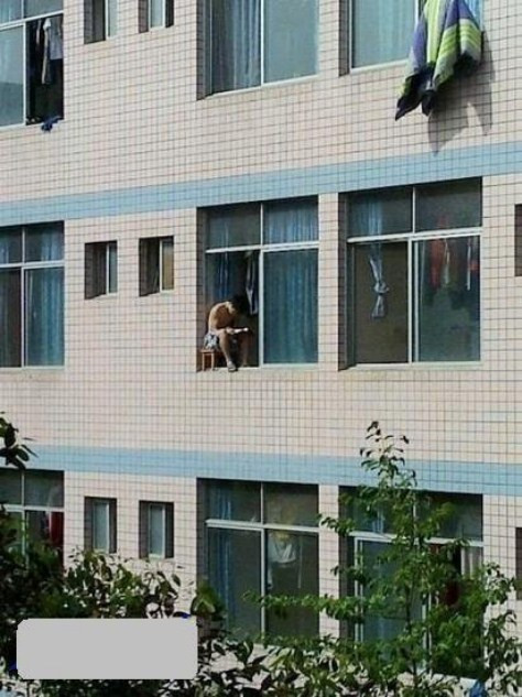 Sinh viên ngồi ôn bên cửa sổ, có lẽ nhiều người nhìn hình ảnh này sẽ thấy sở da gà, vì lo cậu ta có thể rơi xuống đất. >> CHÙM ẢNH NÉT CHỮ TUYỆT ĐẸP CỦA HỌC SINH TIỂU HỌC >> NHỮNG BÀI VĂN LẠ KHIẾN CƯ DÂN MẠNG PHÁT SỐT Sinh viên ngồi ôn bên cửa sổ, có lẽ nhiều người nhìn hình ảnh này sẽ thấy sở da gà, vì lo cậu ta có thể rơi xuống đất. >> CHÙM ẢNH NÉT CHỮ TUYỆT ĐẸP CỦA HỌC SINH TIỂU HỌC >> NHỮNG BÀI VĂN LẠ KHIẾN CƯ DÂN MẠNG PHÁT SỐT