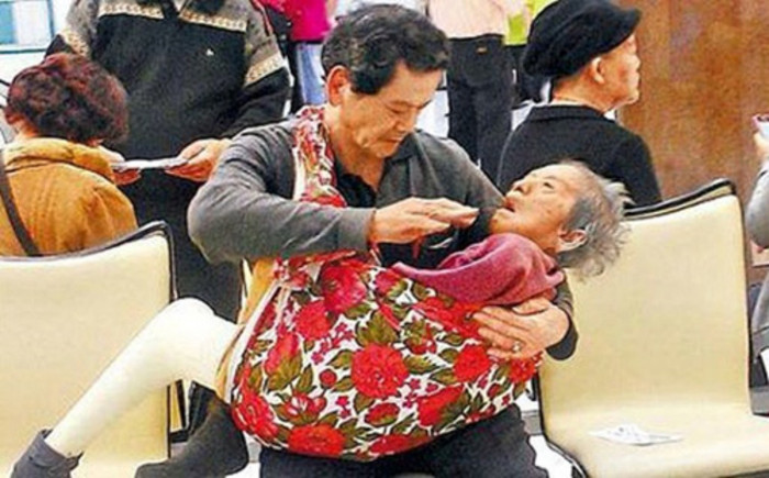 Người con bón từng thìa cháo cho mẹ. Người con bón từng thìa cháo cho mẹ.