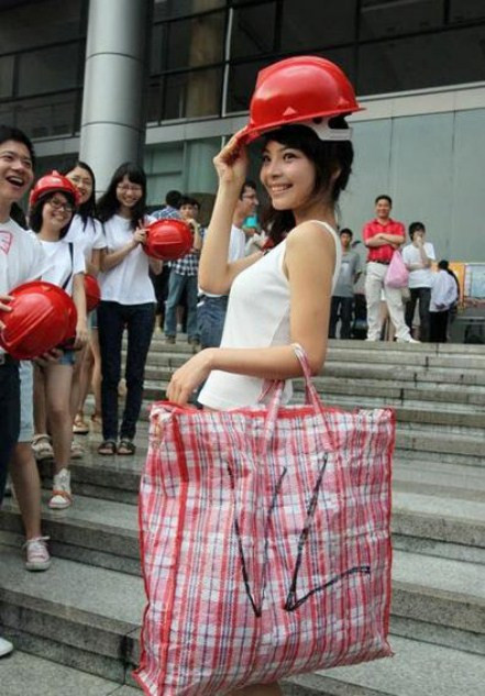 >> KÝ TÚC XÁ "ĐỘC NHẤT VÔ NHỊ" TRÊN THẾ GIỚI >> NHỮNG BÀI VĂN LẠ KHIẾN CƯ DÂN MẠNG "PHÁT SỐT"