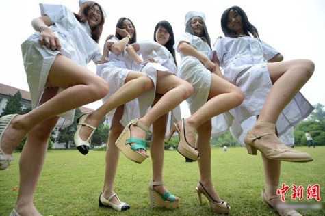 Khoe chân dài bằng cách tạo dáng... phản cảm >> KÝ TÚC XÁ "ĐỘC NHẤT VÔ NHỊ" TRÊN THẾ GIỚI >> NHỮNG BÀI VĂN LẠ KHIẾN CƯ DÂN MẠNG "PHÁT SỐT"