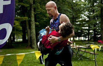 Rick bồng bế đứa con tật nguyền của mình trên tay đi thi thể thao Rick bồng bế đứa con tật nguyền của mình trên tay đi thi thể thao