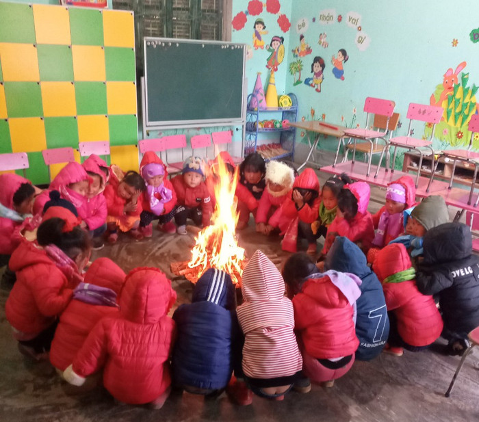 Đốt lửa trong lớp học để sưởi ấm cho các em học sinh tại trường Mầm non Đồng Văn.