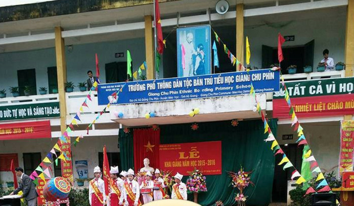Trường Phổ thông dân tộc bán trú tiểu học Giàng Chu Phìn có nhiều khuất tất trong việc chi trả chế độ chính sách cho học sinh. Ảnh: minh họa (khai giảng năm học 2015 - 2016) Trường Phổ thông dân tộc bán trú tiểu học Giàng Chu Phìn có nhiều khuất tất trong việc chi trả chế độ chính sách cho học sinh. Ảnh: minh họa (khai giảng năm học 2015 - 2016)