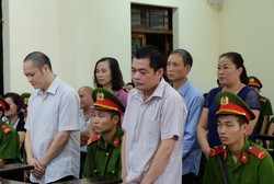 Các bị cáo trong vụ gian lận điểm thi tại Hà Giang năm 2018 hầu tòa. Ảnh: LC Các bị cáo trong vụ gian lận điểm thi tại Hà Giang năm 2018 hầu tòa. Ảnh: LC