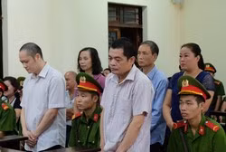 Các bị cáo trong vụ gian lận điểm thi tại Hà Giang năm 2018 hầu tòa. Ảnh: LC