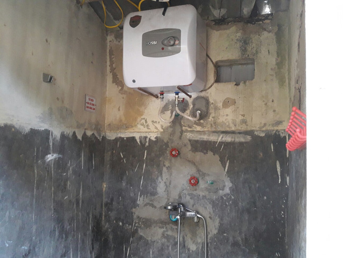 Bình nóng lạnh cũng đã được chuẩn bị đủ đảm bảo cho học sinh có nước tắm, sinh hoạt đầy đủ.