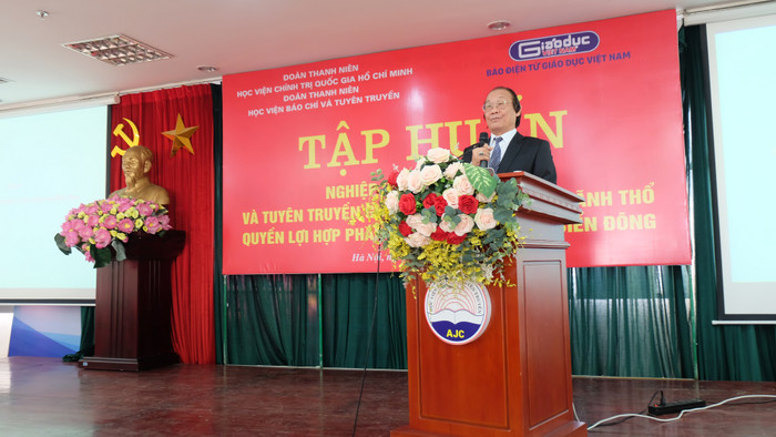 Nguyên Trưởng ban biên giới chính phủ khuyên các cán bộ đoàn cơ sở Học viện Báo chí và Tuyên truyền: &quot;yêu nước bằng trái tim nóng thôi thì chưa đủ mà cần phải có một cái đầu lạnh&quot;. Ảnh: LC