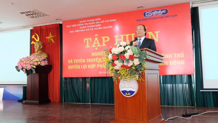 Nguyên Trưởng ban biên giới chính phủ khuyên các cán bộ đoàn cơ sở Học viện Báo chí và Tuyên truyền: "yêu nước bằng trái tim nóng thôi thì chưa đủ mà cần phải có một cái đầu lạnh". Ảnh: LC