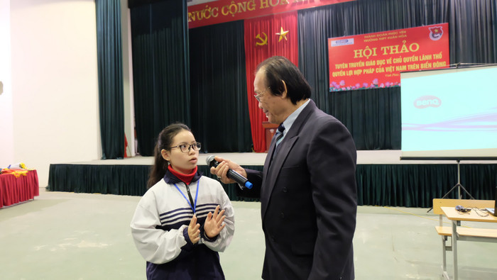 Các em học sinh trường Xuân Hòa giao lưu với "Ông Biển Đông" Trần Công Trục. Ảnh: LC