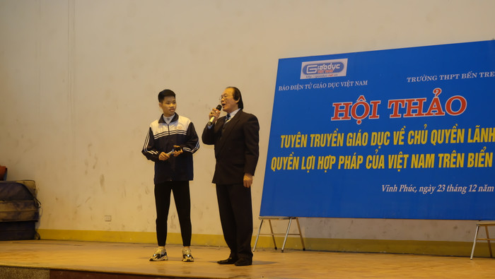 Tiến sĩ Trần Công Trục cũng giải đáp rất nhiều thắc mắc của các em học sinh trường Bến Tre. Ảnh: LC