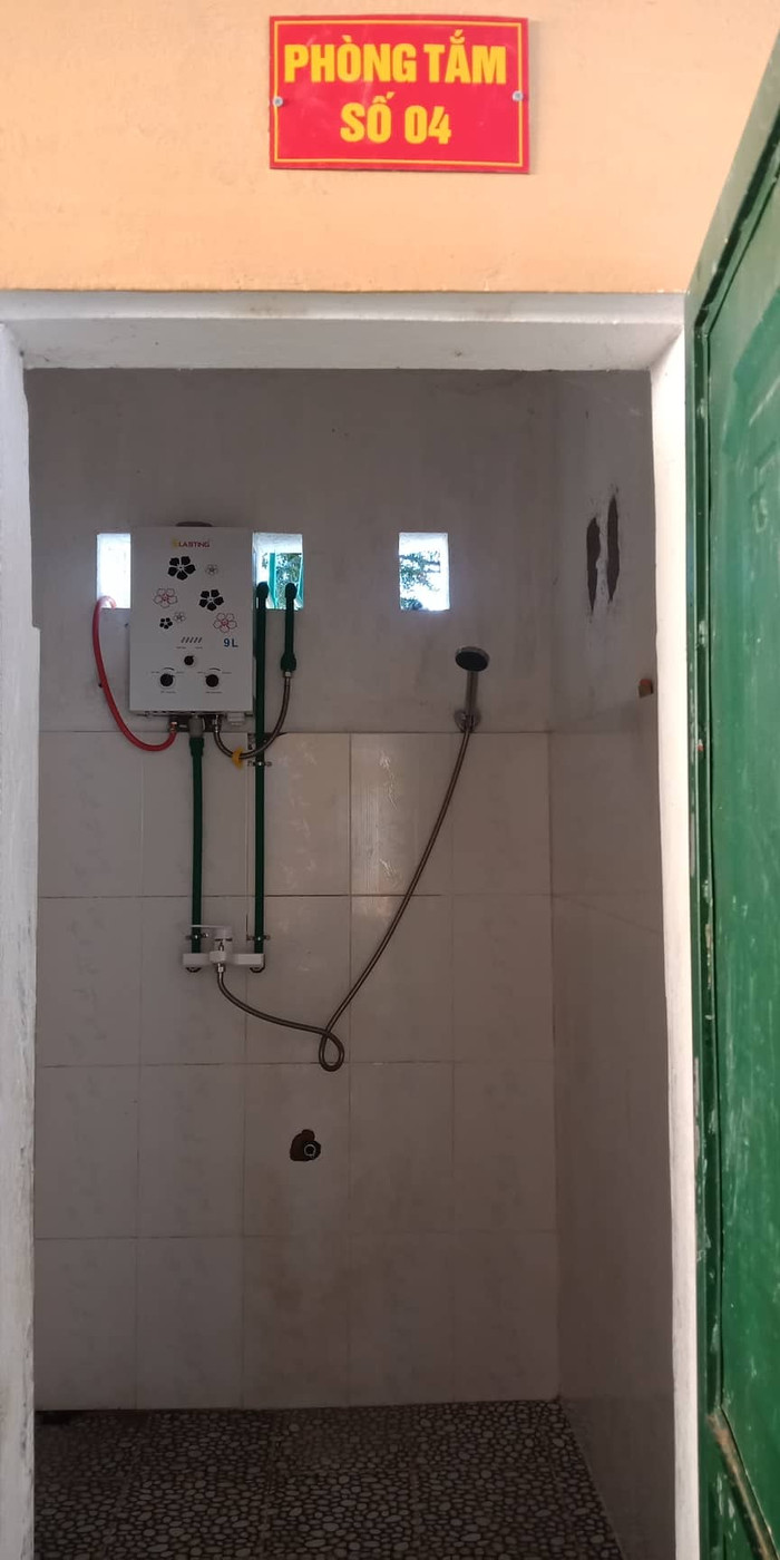 Các phòng tắm được đảm bảo đủ nóng, lạnh để các em sinh hoạt.