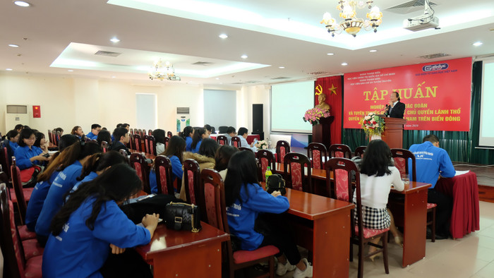 Khối lượng kiến thức chuyên sâu của Tiến sĩ Trần Công Trục đã giúp các cán bộ đoàn cơ sở của Học viện Báo chí và Tuyên truyền nhận thức rõ hơn các vấn đề chủ quyền, biển đảo. Ảnh: LC