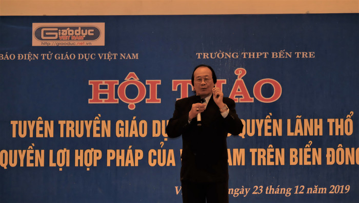 Với kiến thức tổng quát, chuyên sâu, Tiến sĩ Trần Công Trục đã đáp ứng nhu cầu tìm hiều thông tin của các em học sinh trường Bến Tre. Ảnh: LC