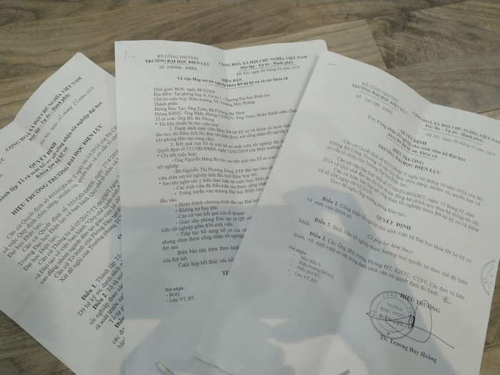 Tháng 3/2019, ông Trương Huy Hoàng đã ký quyết định công nhận tốt nghiệp cho sinh viên khóa Đ9 hệ kỹ sư và khóa cũ, nhiều sinh viên trong đó không đủ điều kiện tốt nghiệp. Ảnh: LC Tháng 3/2019, ông Trương Huy Hoàng đã ký quyết định công nhận tốt nghiệp cho sinh viên khóa Đ9 hệ kỹ sư và khóa cũ, nhiều sinh viên trong đó không đủ điều kiện tốt nghiệp. Ảnh: LC