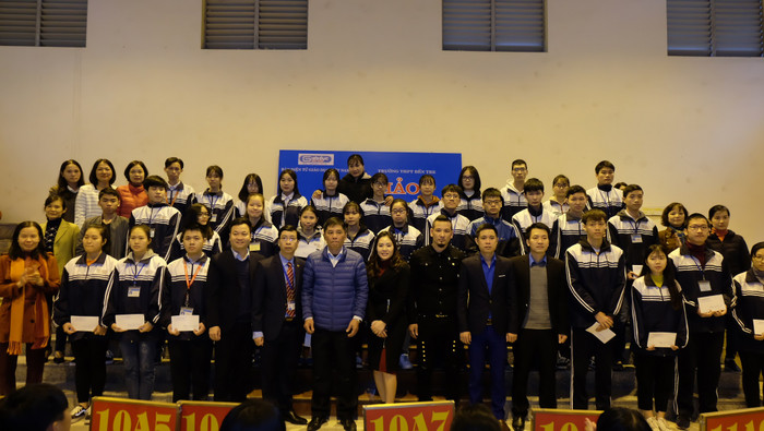 Hoạt động trao học bổng của các cựu học sinh trường Bến Tre cho các em học sinh đạt giải trong các kỳ thi học sinh giỏi của nhà trường. Ảnh: LC