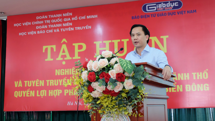 Bí thư Đoàn thanh niên Học viện chính trị Quốc gia Hồ Chí Minh, Trần Thọ Quang đánh giá cao công tác chuẩn bị và buổi tập huấn tại Học viện Báo chí và Tuyên truyền. Ảnh: LC