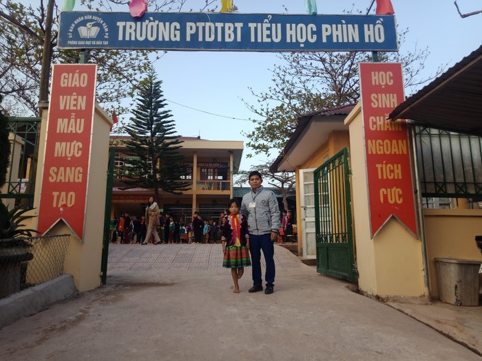 Thào Thị Sấu bên thầy giáo Mỹ thuật của mình. Ảnh: LC