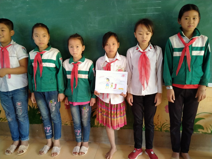 Thào Thị Sấu và bạn bè cùng lớp, nghị lực của Sấu khiến các bạn rất quý mến và cảm phục Sấu. Ảnh:LC