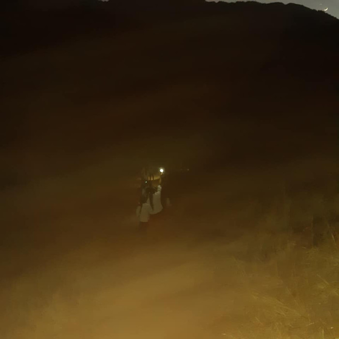 Có những lúc các em học sinh phải đi "săn" nước đêm bởi có nhiều khe đã cạn. Ảnh: LC Có những lúc các em học sinh phải đi "săn" nước đêm bởi có nhiều khe đã cạn. Ảnh: LC