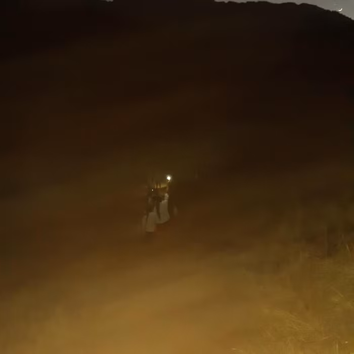 Có những lúc các em học sinh phải đi "săn" nước đêm bởi có nhiều khe đã cạn. Ảnh: LC