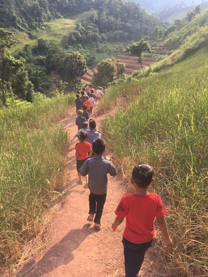 Sau giờ học là những giờ đi tìm nước, con đường đi qua những nương lúa cạn. Ảnh: LC Sau giờ học là những giờ đi tìm nước, con đường đi qua những nương lúa cạn. Ảnh: LC