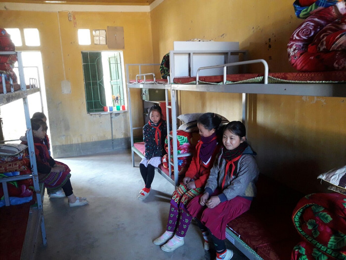 Các em học sinh nữ tại trường Phổ thông dân tộc bán trú Trung học cơ sở Lũng Cú ấm áp trong phòng nghỉ bán trú.