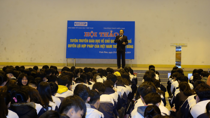 Hơn 900 học sinh trường Bến Tre đã được nguyên Trưởng ban Biên giới chính phủ, Trần Công Trục chia sẻ những vấn đề pháp lý tại Biển Đông. Ảnh: LC