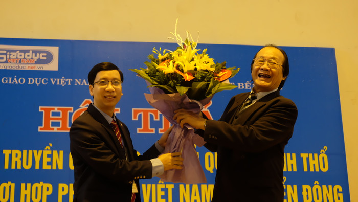 Đại diện nhà trường tặng hoa, cảm ơn Tiến sĩ Trần Công Trục. Ảnh: LC