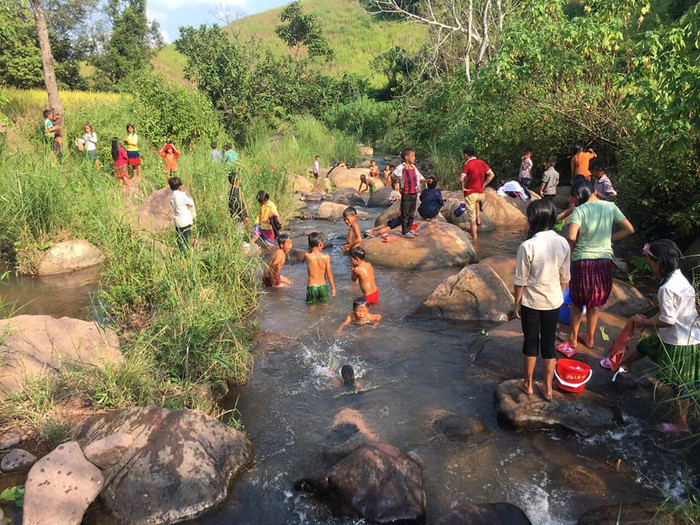 Những khe suối hiếm hoi còn nước thì chỉ đủ cho tắm, giặt. Ảnh: LC Những khe suối hiếm hoi còn nước thì chỉ đủ cho tắm, giặt. Ảnh: LC