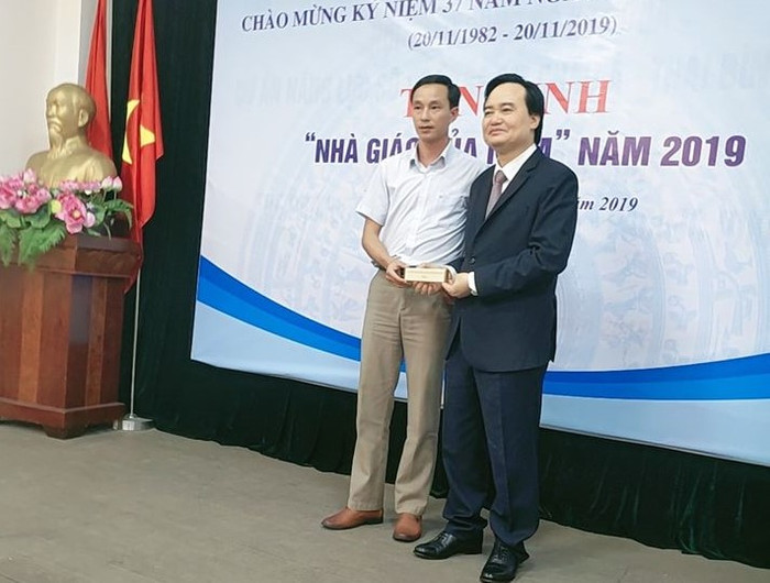 Thầy giáo Lý Chí Thành chụp cùng Bộ trưởng Bộ Giáo dục và Đào tạo Phùng Xuân Nhạ. Ảnh: NVCC