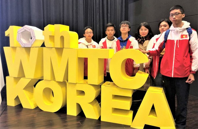 Cô giáo Lê Kim Anh và đội tuyển Toán của Trường Trung học cơ sở Cầu Giấy tham dự cuộc thi vô địch Toán thế giới. Ảnh: Trường Trung học cơ sở Cầu Giấy Cô giáo Lê Kim Anh và đội tuyển Toán của Trường Trung học cơ sở Cầu Giấy tham dự cuộc thi vô địch Toán thế giới. Ảnh: Trường Trung học cơ sở Cầu Giấy