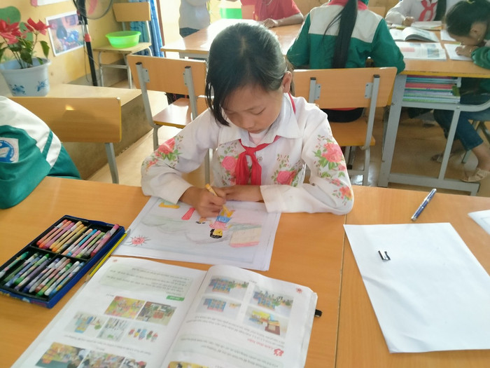 Thào Thị Sấu gửi gắm ước mơ trong những bức tranh vẽ đầu đời. Ảnh: LC