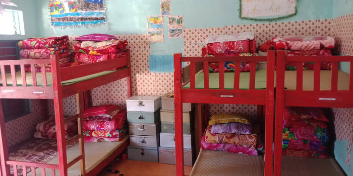 Không gian bán trú của các em đủ chăn ấm, gối êm.