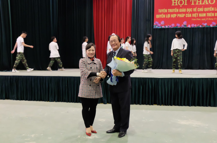 Lãnh đạo nhà trường tặng hoa và cảm ơn Tiến sĩ Trần Công Trục. Ảnh: LC