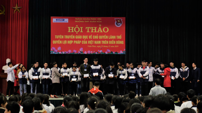 Trường Xuân Hòa trao phần thưởng cho các em học sinh trong kỳ thi học sinh giỏi lớp 12 của Sở Giáo dục và Đào tạo Vĩnh Phúc. Ảnh: LC