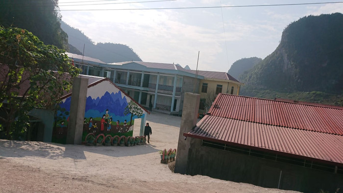 Mập mờ gạo ăn của học sinh, Hiệu trưởng trường Phổ thông dân tộc bán trú tiểu học Giàng Chu Phìn bị tổ chức kiểm điểm và nghiêm túc rút kinh nghiệm. (Trường Giảng Chu Phìn chưa có biển hiệu) Ảnh: LC Mập mờ gạo ăn của học sinh, Hiệu trưởng trường Phổ thông dân tộc bán trú tiểu học Giàng Chu Phìn bị tổ chức kiểm điểm và nghiêm túc rút kinh nghiệm. (Trường Giảng Chu Phìn chưa có biển hiệu) Ảnh: LC