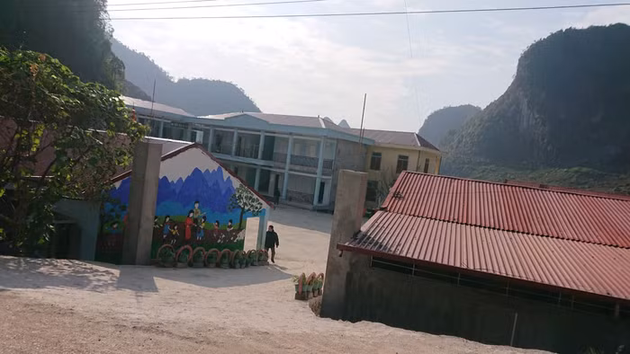 Mập mờ gạo ăn của học sinh, Hiệu trưởng trường Phổ thông dân tộc bán trú tiểu học Giàng Chu Phìn bị tổ chức kiểm điểm và nghiêm túc rút kinh nghiệm. (Trường Giảng Chu Phìn chưa có biển hiệu) Ảnh: LC