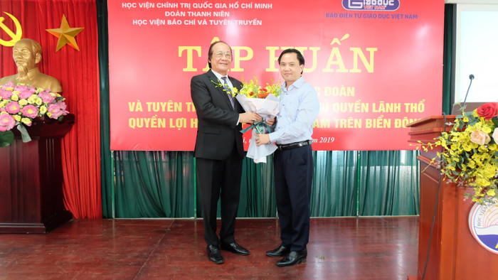 Bí thư Đoàn thanh niên Học viện Chính trị Quốc gia Hồ Chí Minh tặng hoa và gửi lời cảm ơn Báo điện tử Giáo dục Việt Nam, Tiến sĩ Trần Công Trục đã tham gia buổi tập huấn đặc biệt. Ảnh: LC