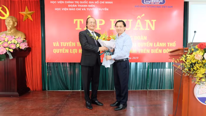 Bí thư Đoàn thanh niên Học viện Chính trị Quốc gia Hồ Chí Minh tặng hoa và gửi lời cảm ơn Báo điện tử Giáo dục Việt Nam, Tiến sĩ Trần Công Trục đã tham gia buổi tập huấn đặc biệt. Ảnh: LC