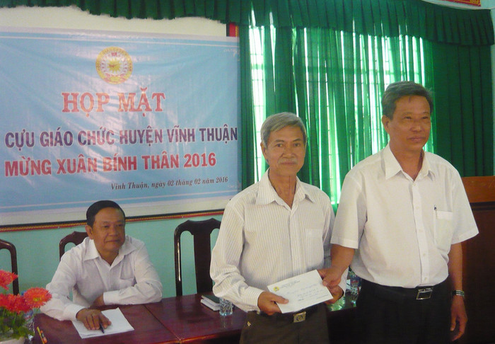 Thầy Nguyễn Thượng Ngươn – Chủ tịch Công đoàn Giáo dục huyện Vĩnh Thuận trong một lần trao quà cho hội viên có hoàn cảnh khó khăn. (Ảnh: Nhân vật cung cấp) Thầy Nguyễn Thượng Ngươn – Chủ tịch Công đoàn Giáo dục huyện Vĩnh Thuận trong một lần trao quà cho hội viên có hoàn cảnh khó khăn. (Ảnh: Nhân vật cung cấp)