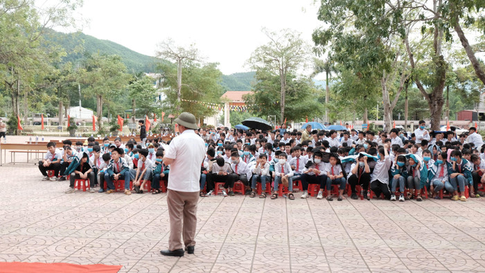 Giáo sư Nguyễn Lân Dũng chia sẻ tại trường Trung học phổ thông Sơn Động số 3.